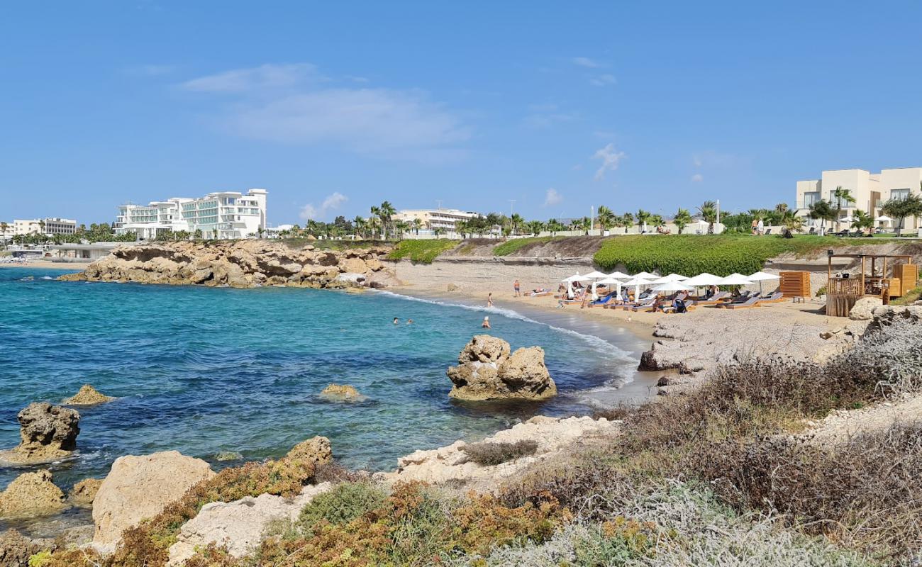 Photo de Poseidonos Beach avec sable beige de surface