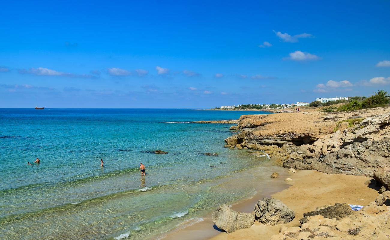Photo de Vrexi Beach avec sable gris & galets de surface