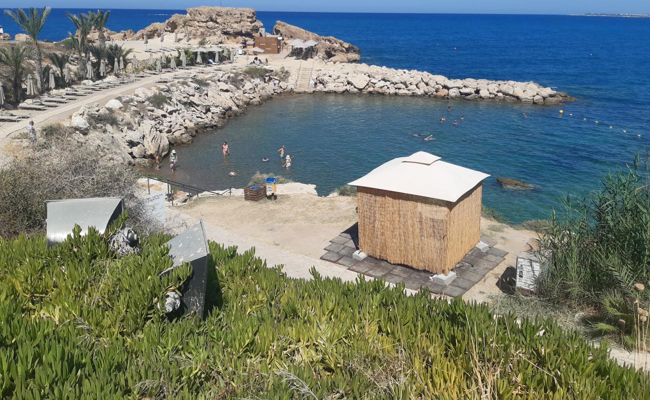 Photo de Josi Bay Paphos avec surface béton pavée de surface