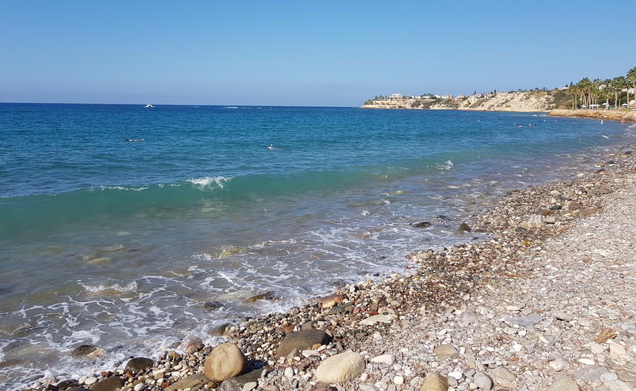 Photo de Coral Bay avec sable gris & rochers de surface