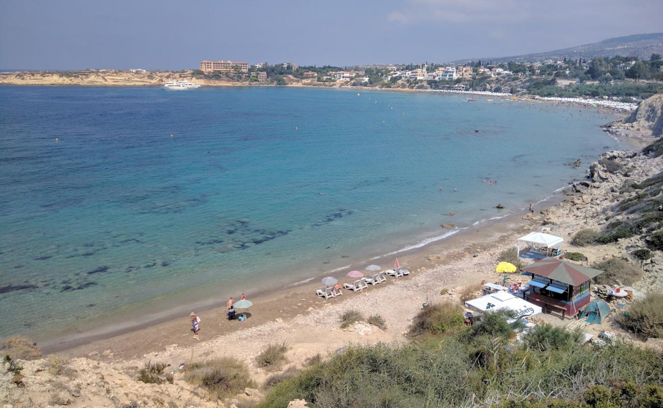 Photo de Kerynias Beach, Peyia avec sable beige & pierres de surface