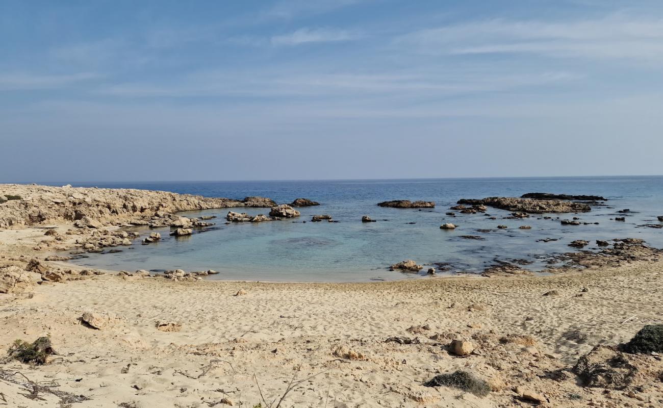 Photo de Deserted Beach avec sable beige & pierres de surface