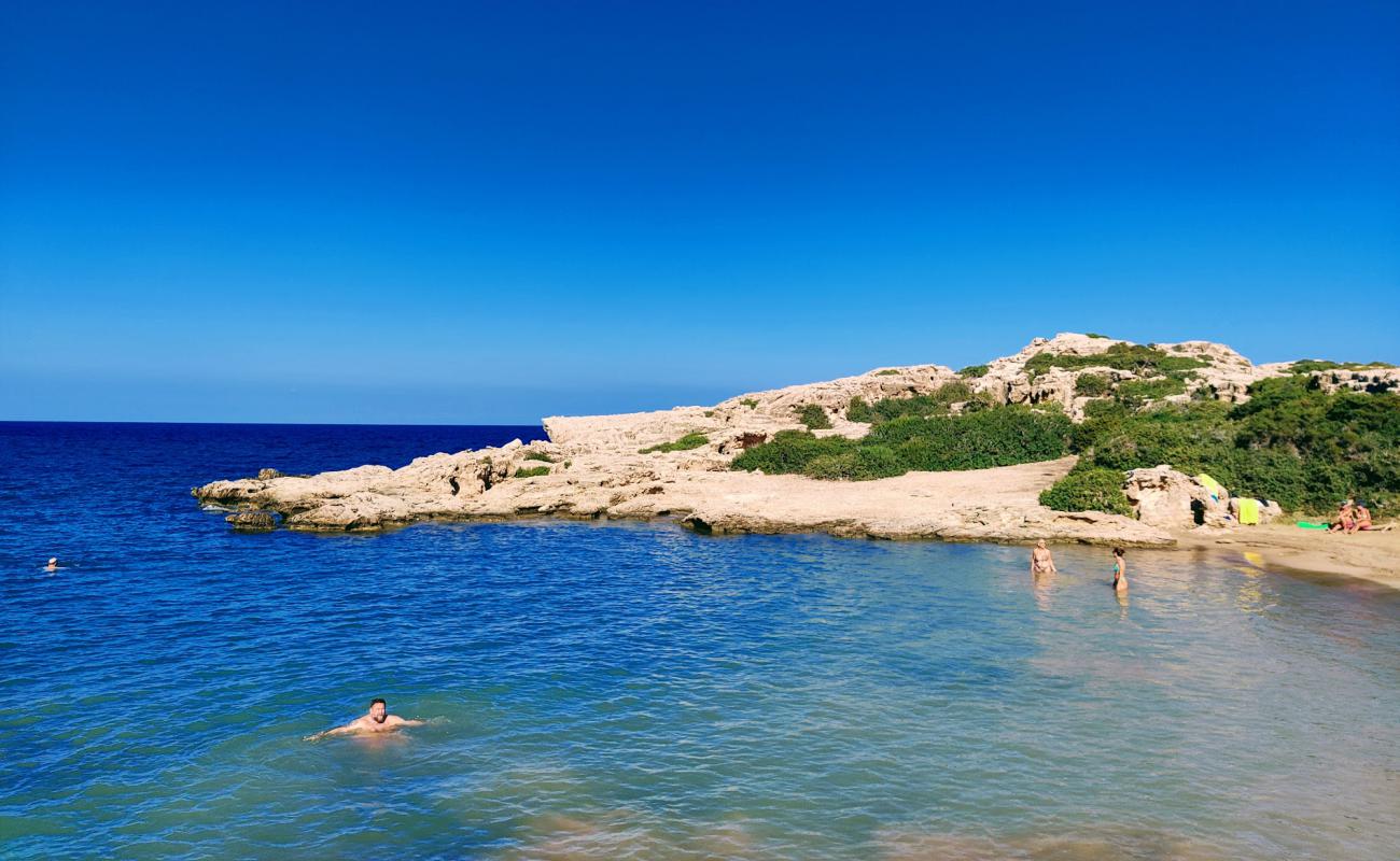 Photo de Amphitheatre Bay avec sable beige de surface