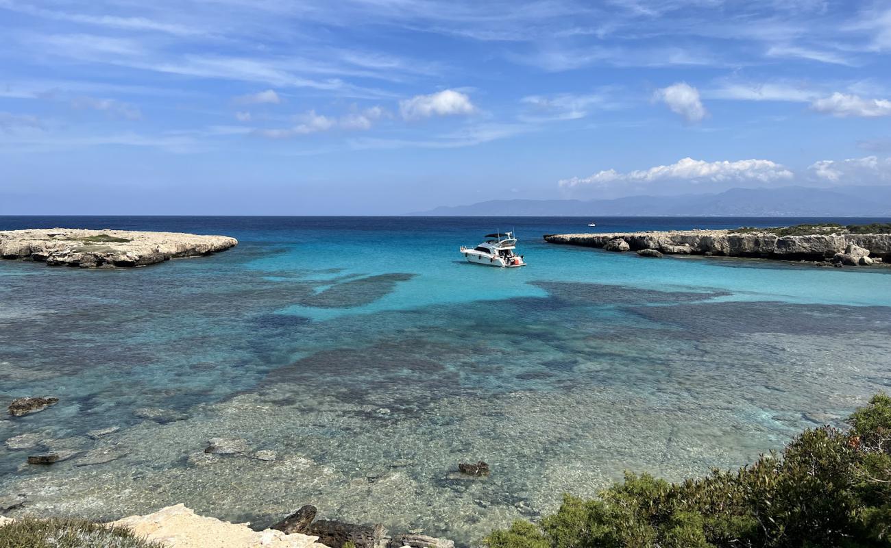 Photo de Belle Vue Beach avec terrain rocheux de surface