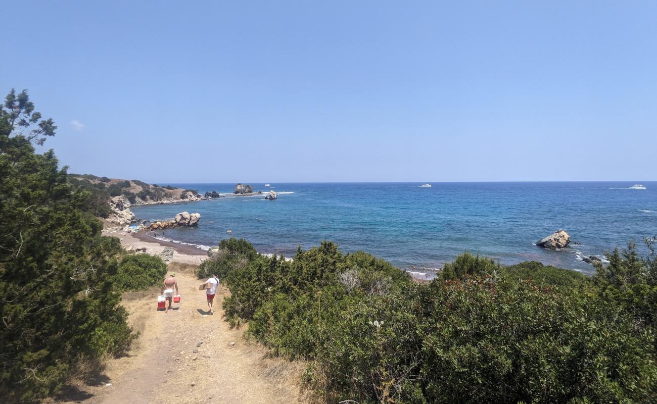 Photo de Savvas Beach avec sable gris & galets de surface