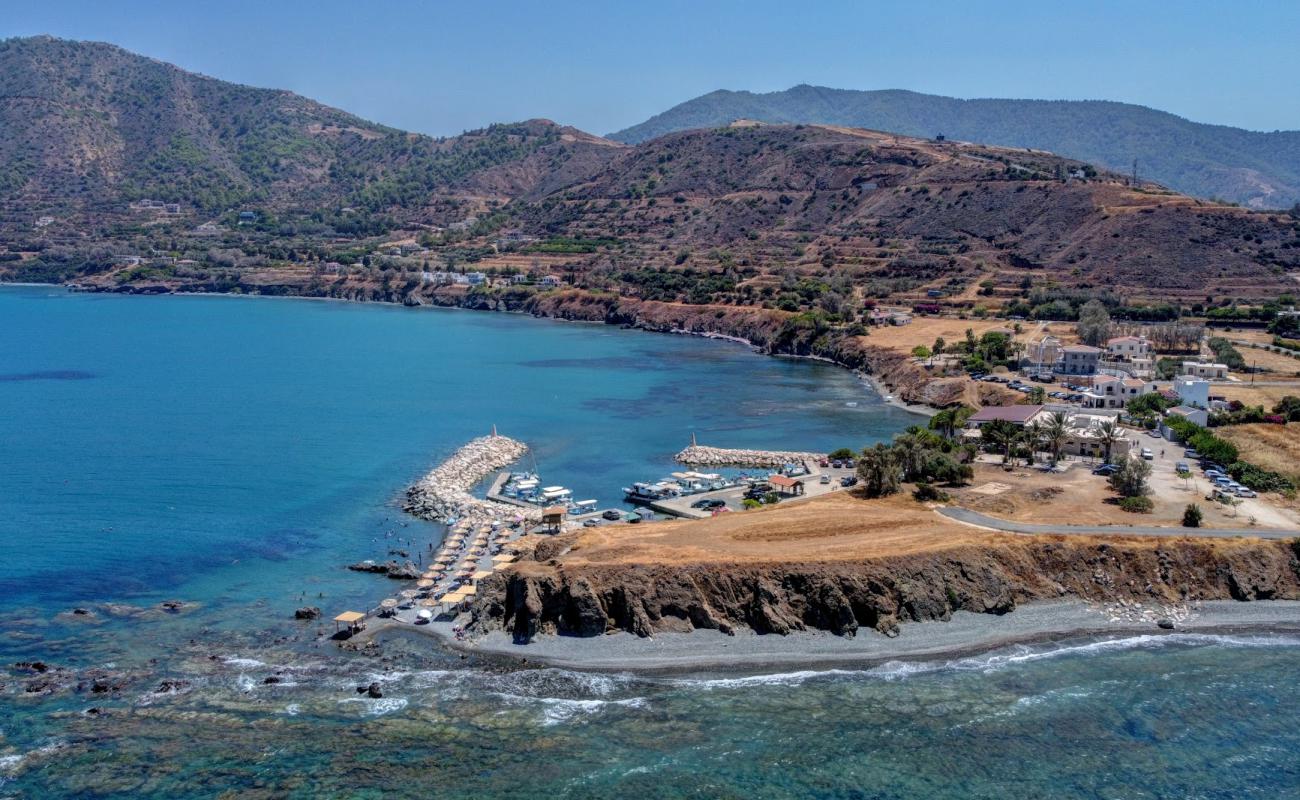 Photo de Pomos Beach avec galets gris de surface