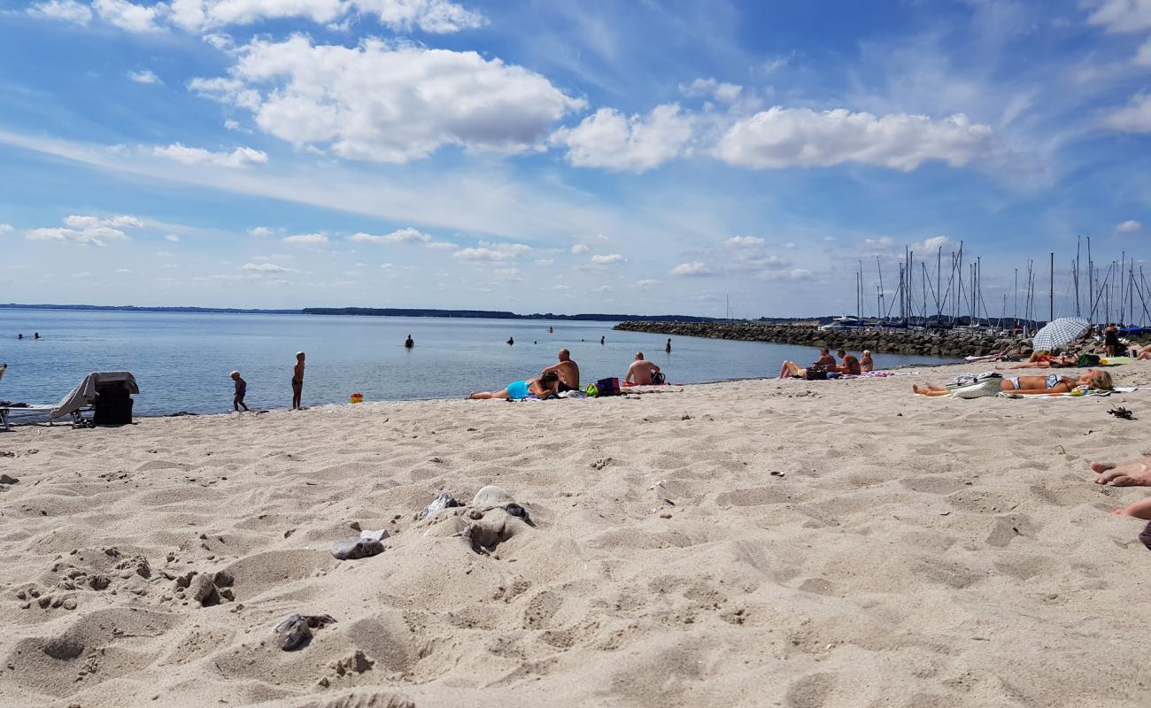 Photo de Den Sorte Beach avec sable lumineux de surface