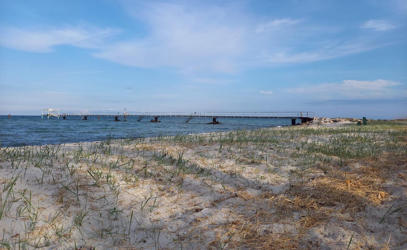 Photo de Hou Beach avec sable beige de surface
