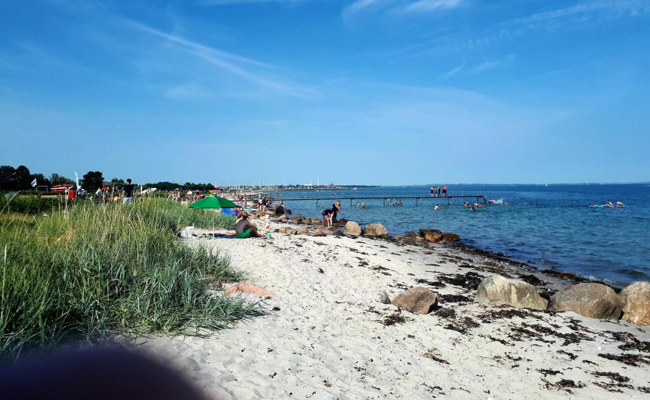 Photo de Akrogen Beach avec sable lumineux de surface