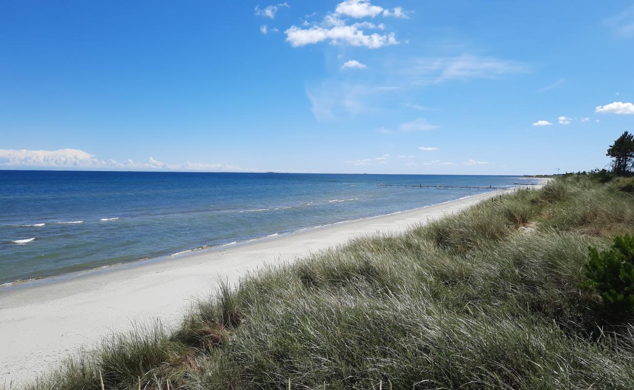 Photo de Bratten Beach avec sable beige de surface