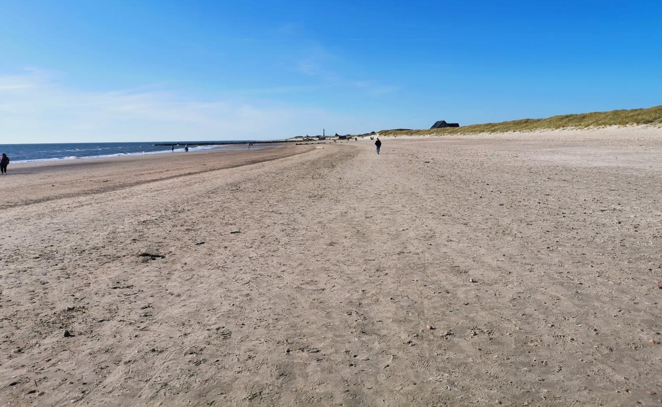 Photo de Hvidbjerg Beach avec sable lumineux de surface