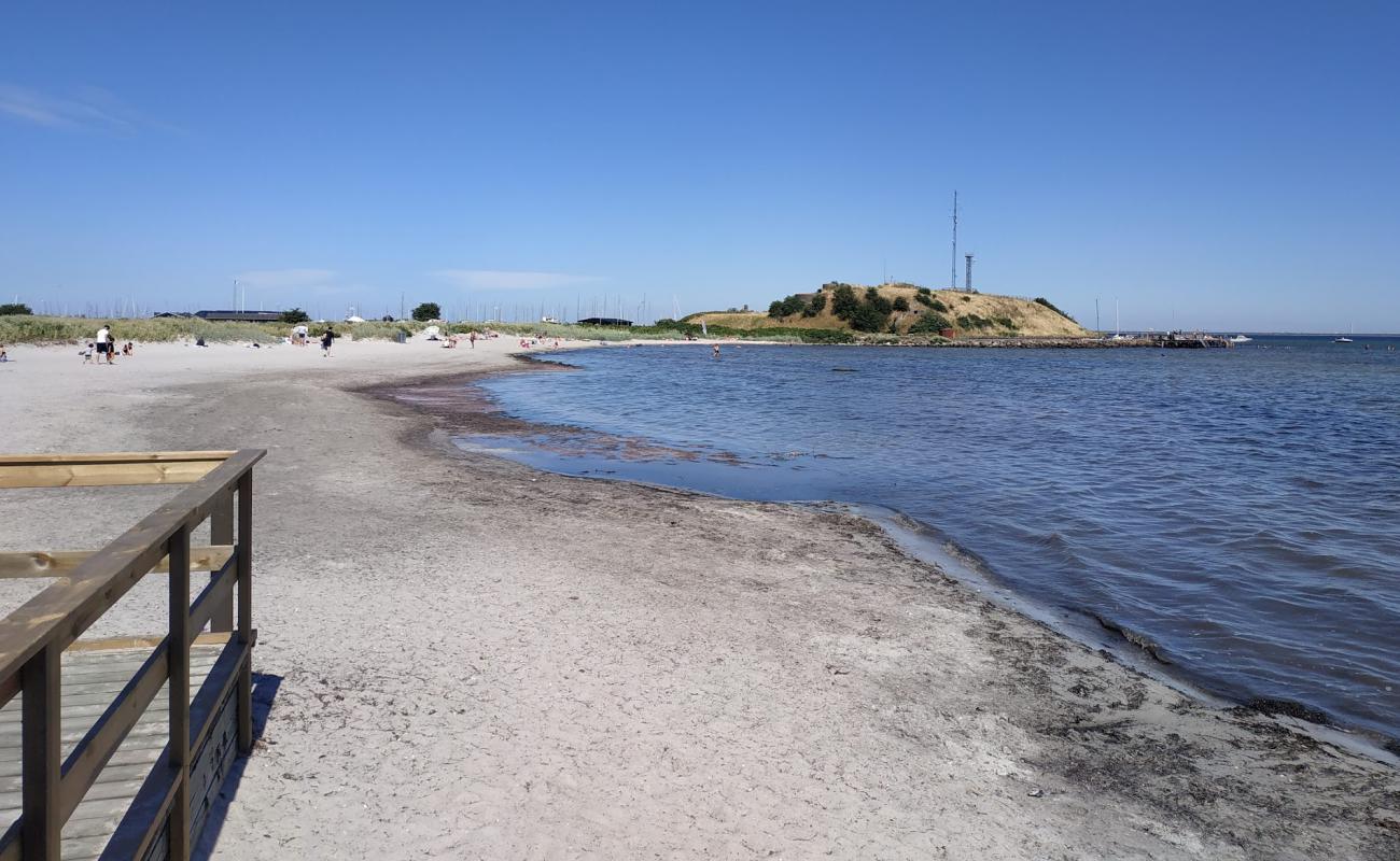 Photo de Mormorstranden Beach avec sable lumineux de surface