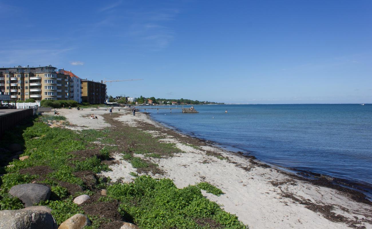 Photo de Hellerup Beach avec sable lumineux de surface