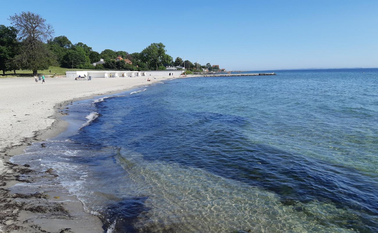 Photo de Bellevue Beach avec sable lumineux de surface