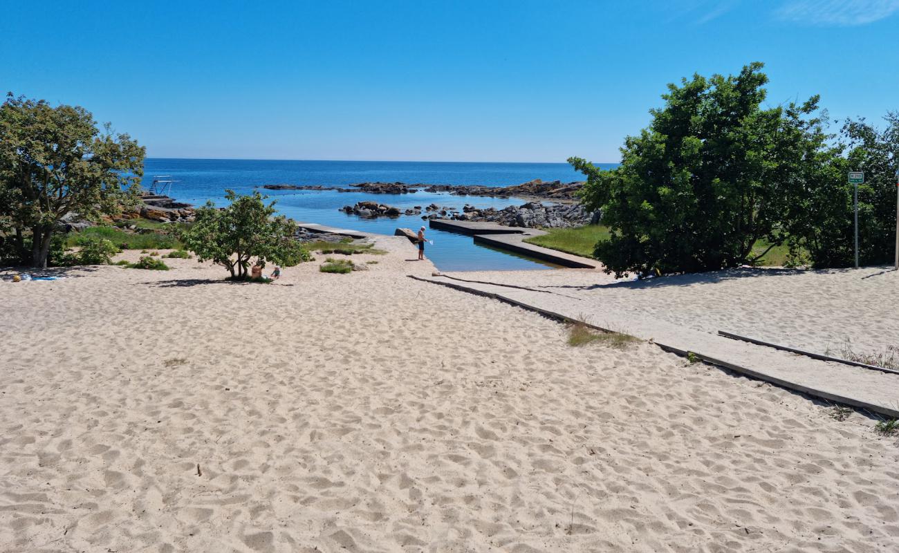 Photo de Svaneke Gamle Fyr Beach avec sable lumineux de surface