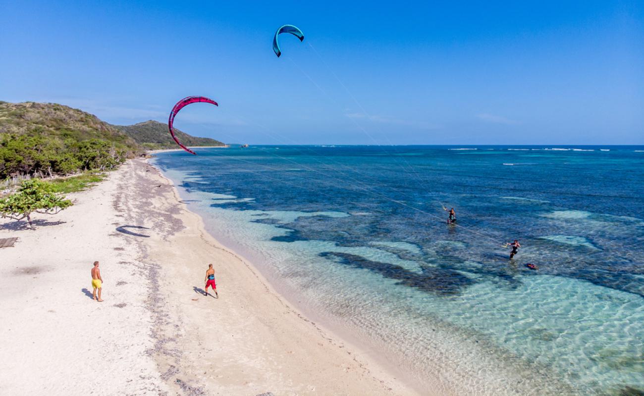 Photo de Playa Buen Hombre avec sable beige de surface