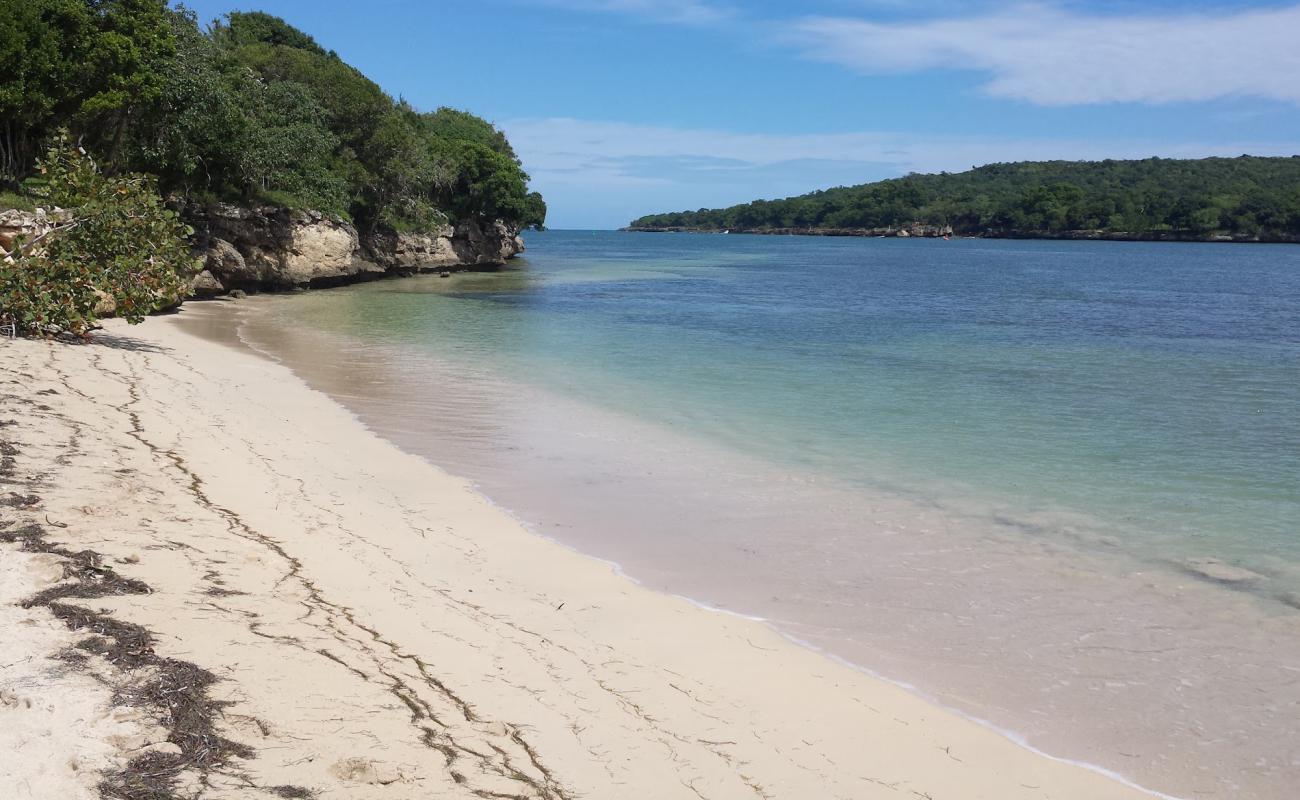 Photo de Playa Chiquita La Rucia avec sable beige de surface