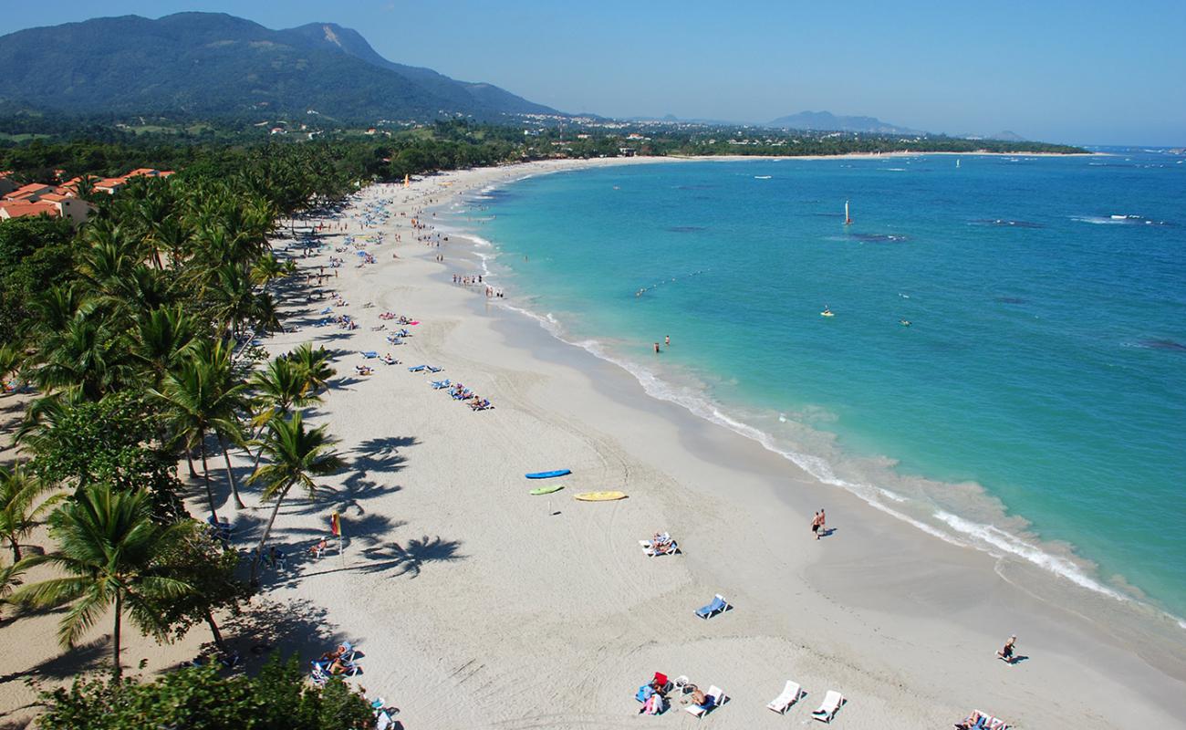 Photo de Costa dorada avec sable fin et lumineux de surface