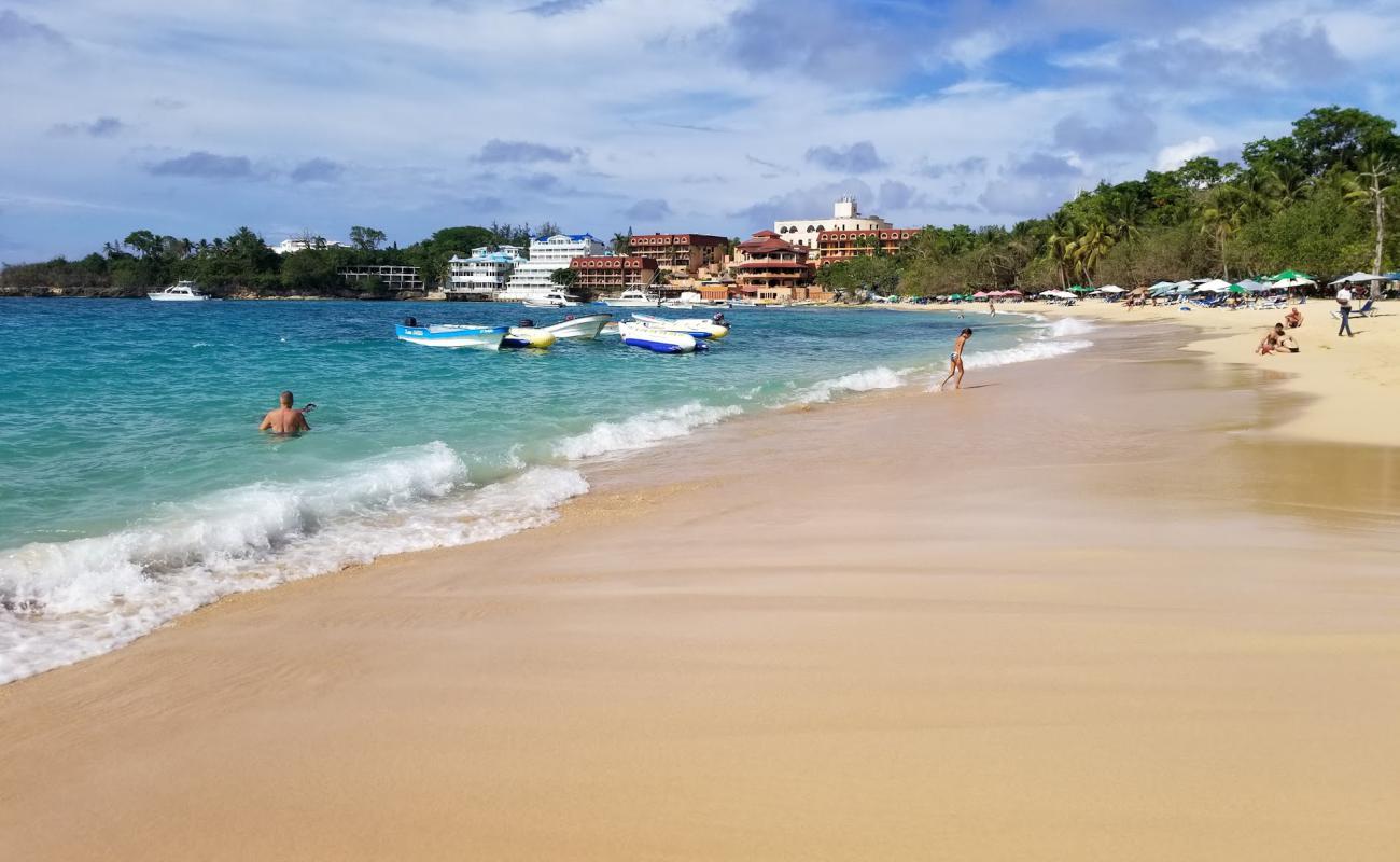 Photo de Plage de Sosua avec sable fin et lumineux de surface