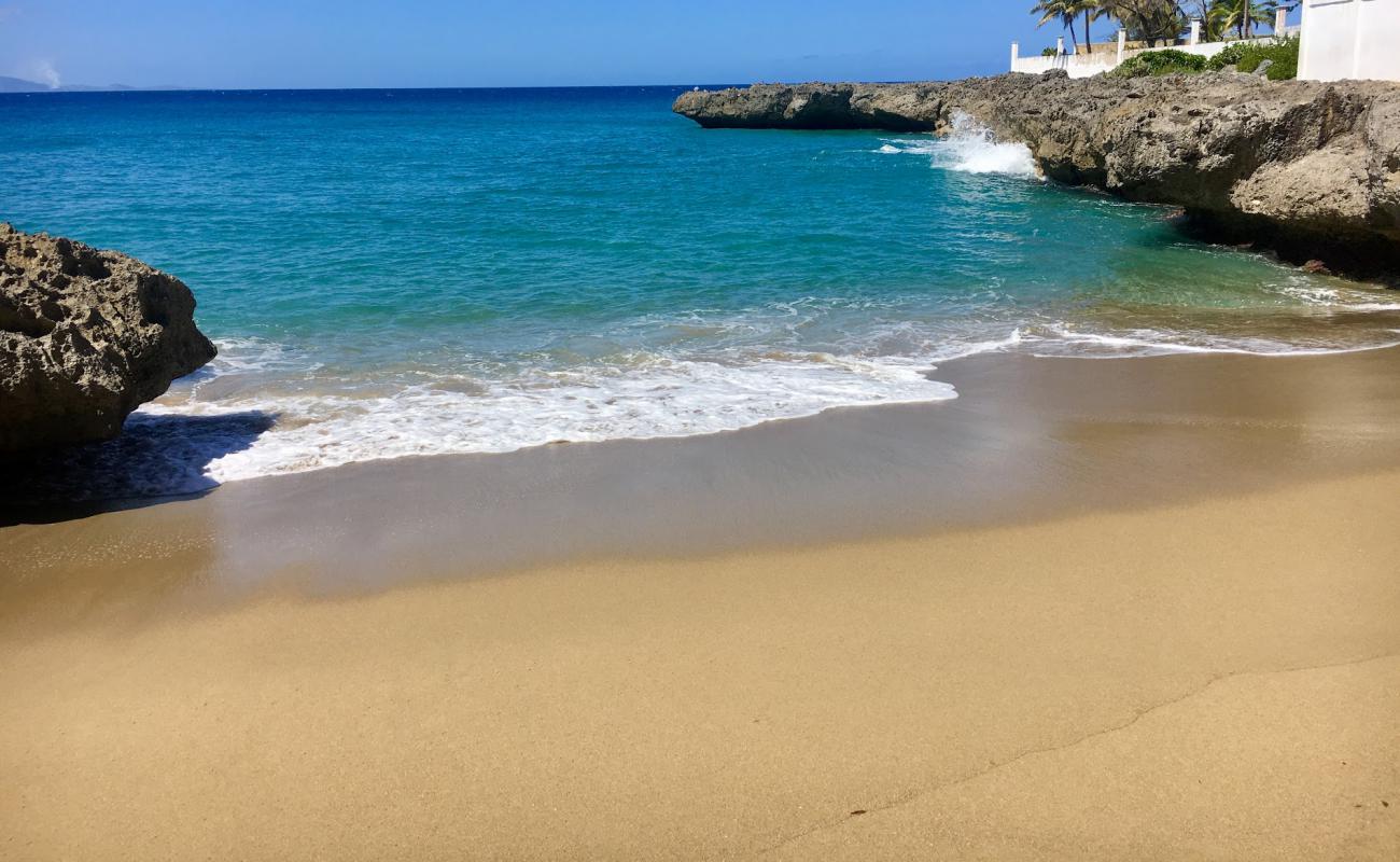 Photo de Playa Chiquita avec sable fin et lumineux de surface