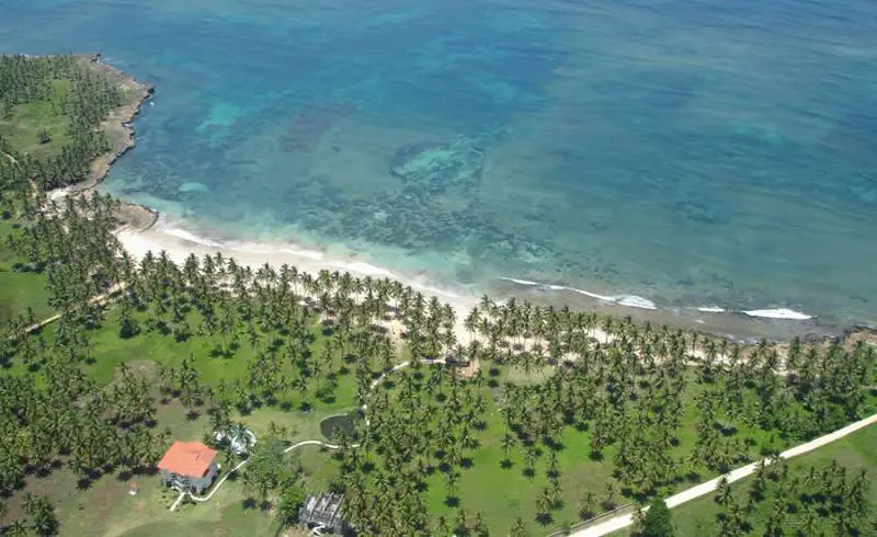 Photo de Playa Miguelito avec sable beige fin de surface
