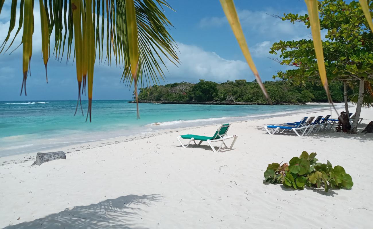 Photo de Plage de Javo avec sable fin et lumineux de surface