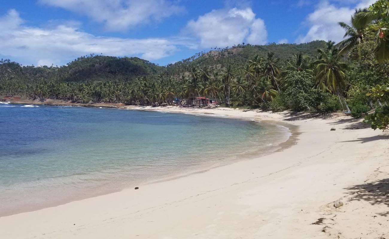 Photo de Samana Beach avec sable beige fin de surface