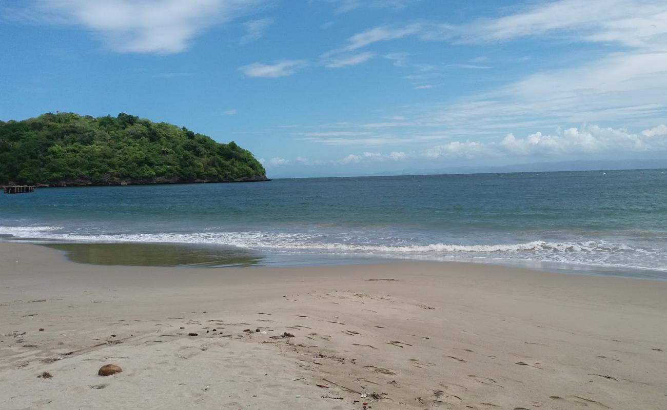 Photo de Playa Samana avec sable lumineux de surface