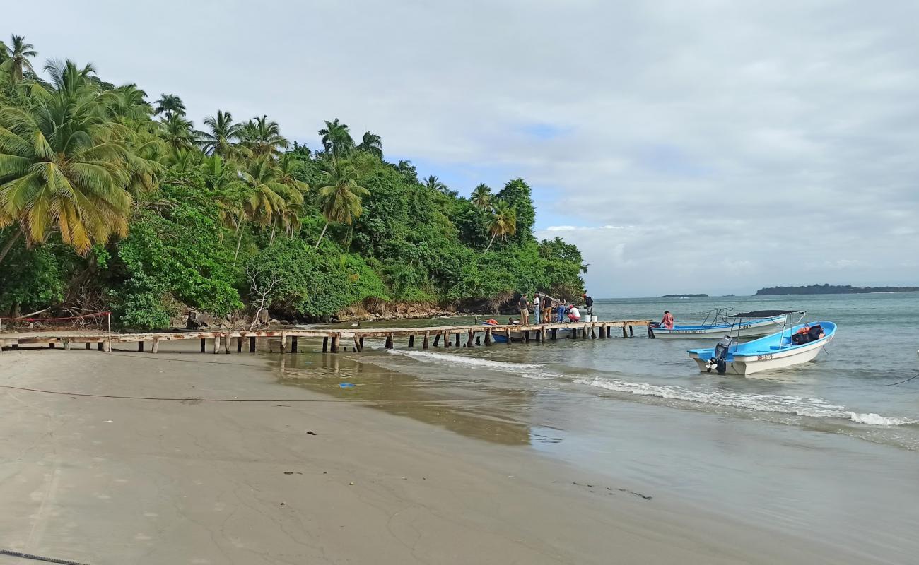 Photo de Playa Cruce Los Cayos avec sable gris de surface