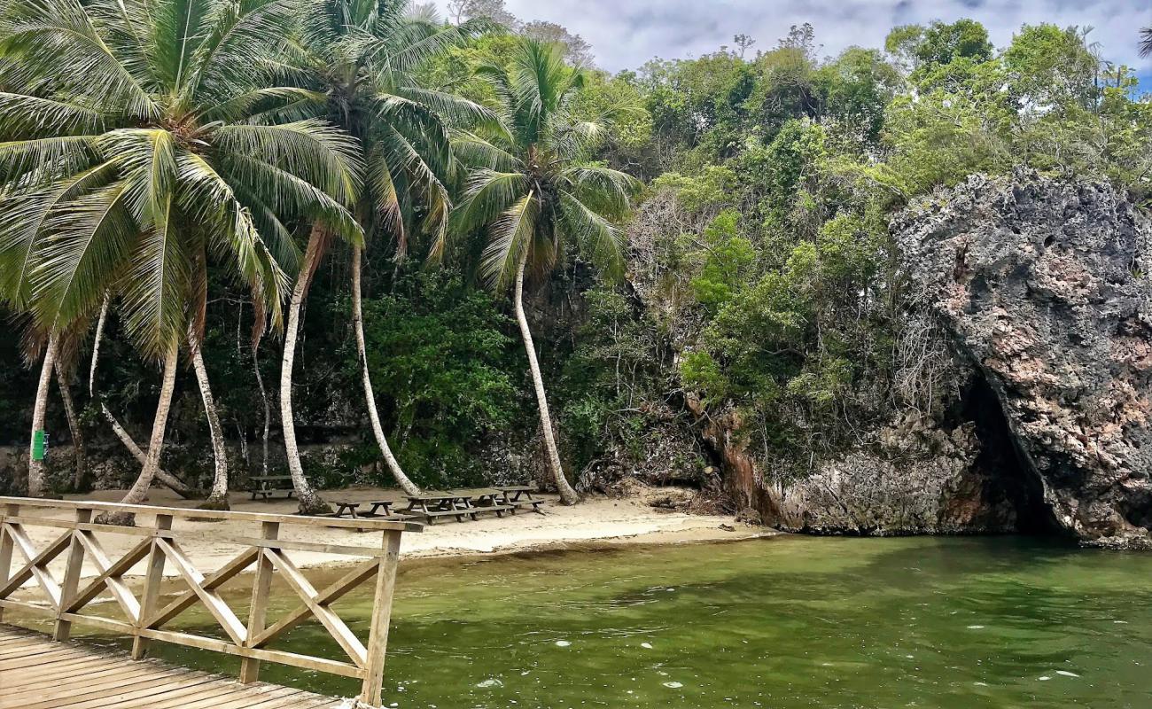 Photo de Playa Cueva avec sable lumineux de surface