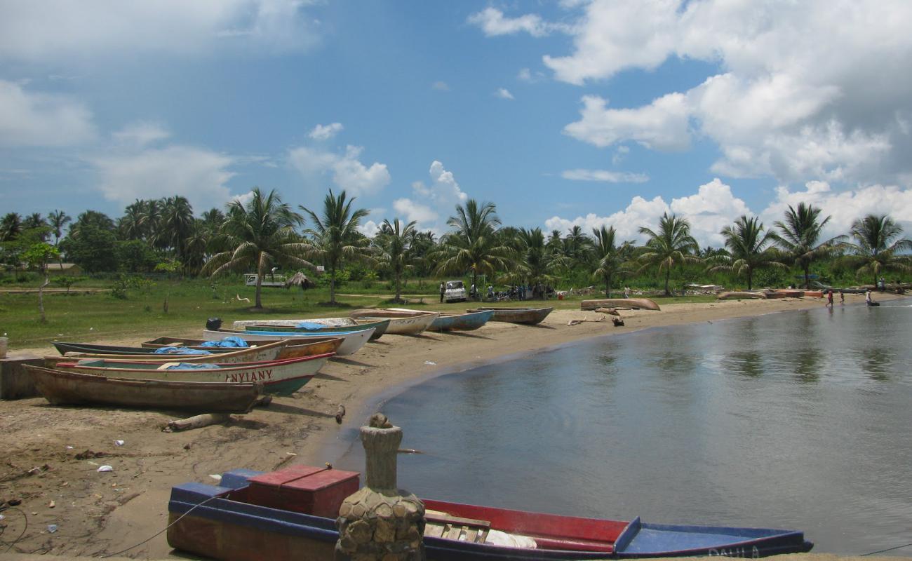 Photo de Playa Sabana de la Mar avec sable gris de surface