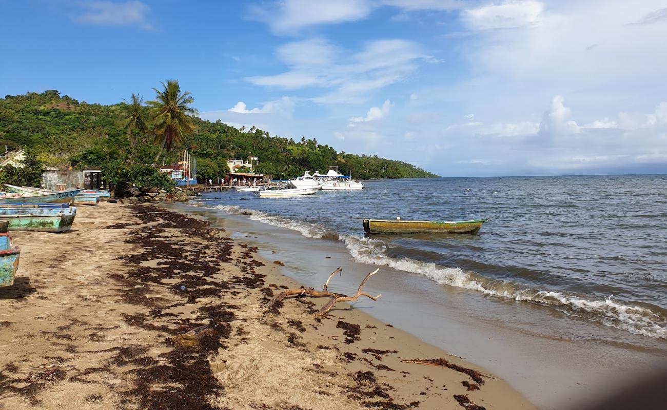 Photo de Playa Arriba avec sable gris de surface