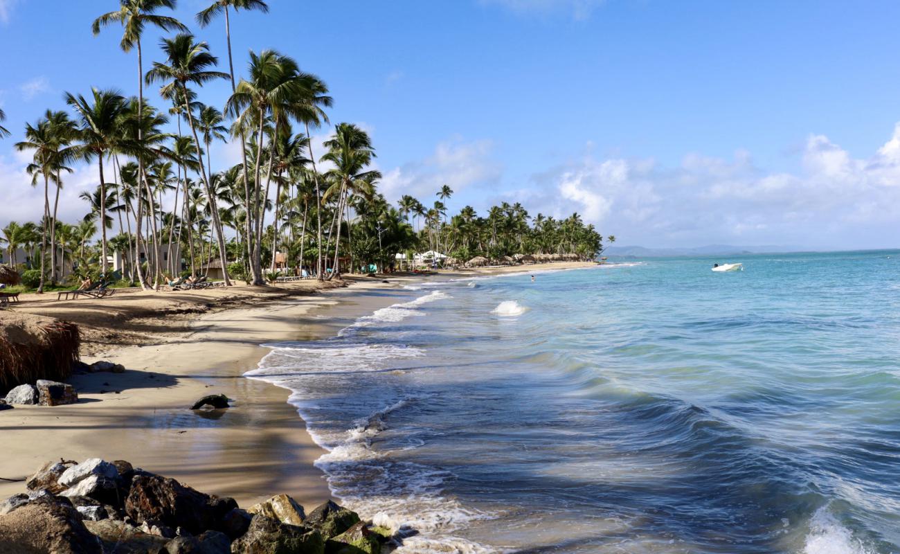 Photo de Plage d'Esmeralda avec sable beige fin de surface