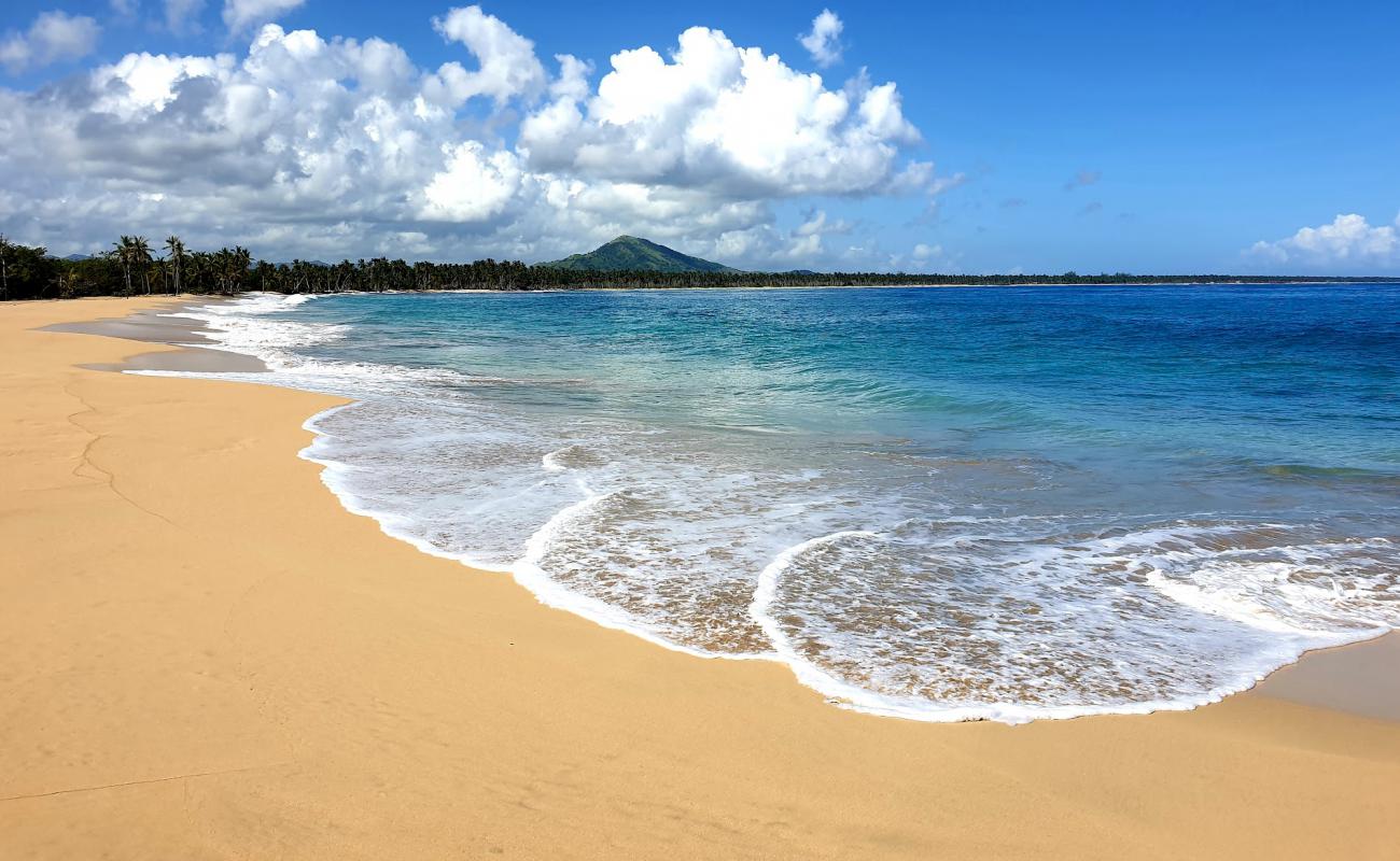 Photo de Plage El Limon avec petits galets beige de surface