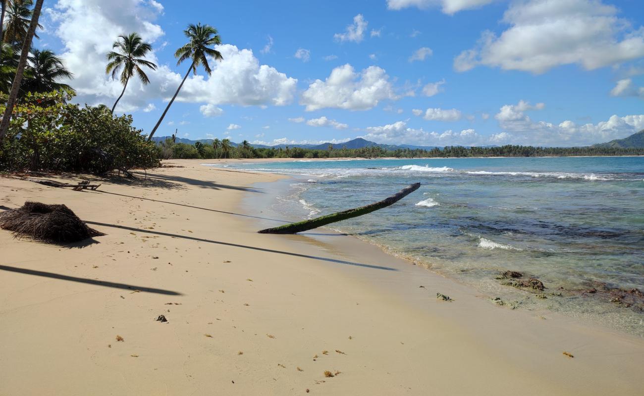 Photo de Playa Hicaco avec sable beige de surface
