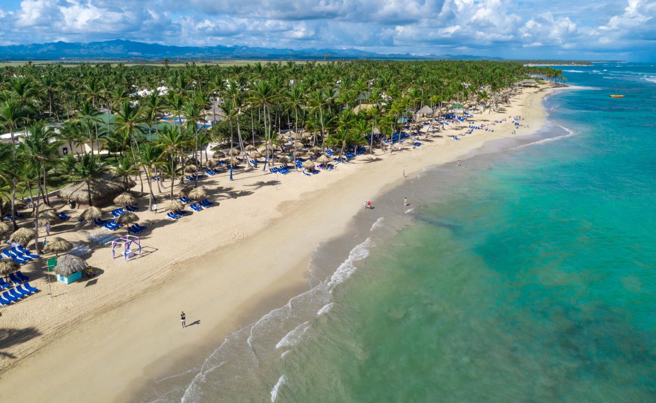 Photo de Plage de Palmera avec sable lumineux de surface