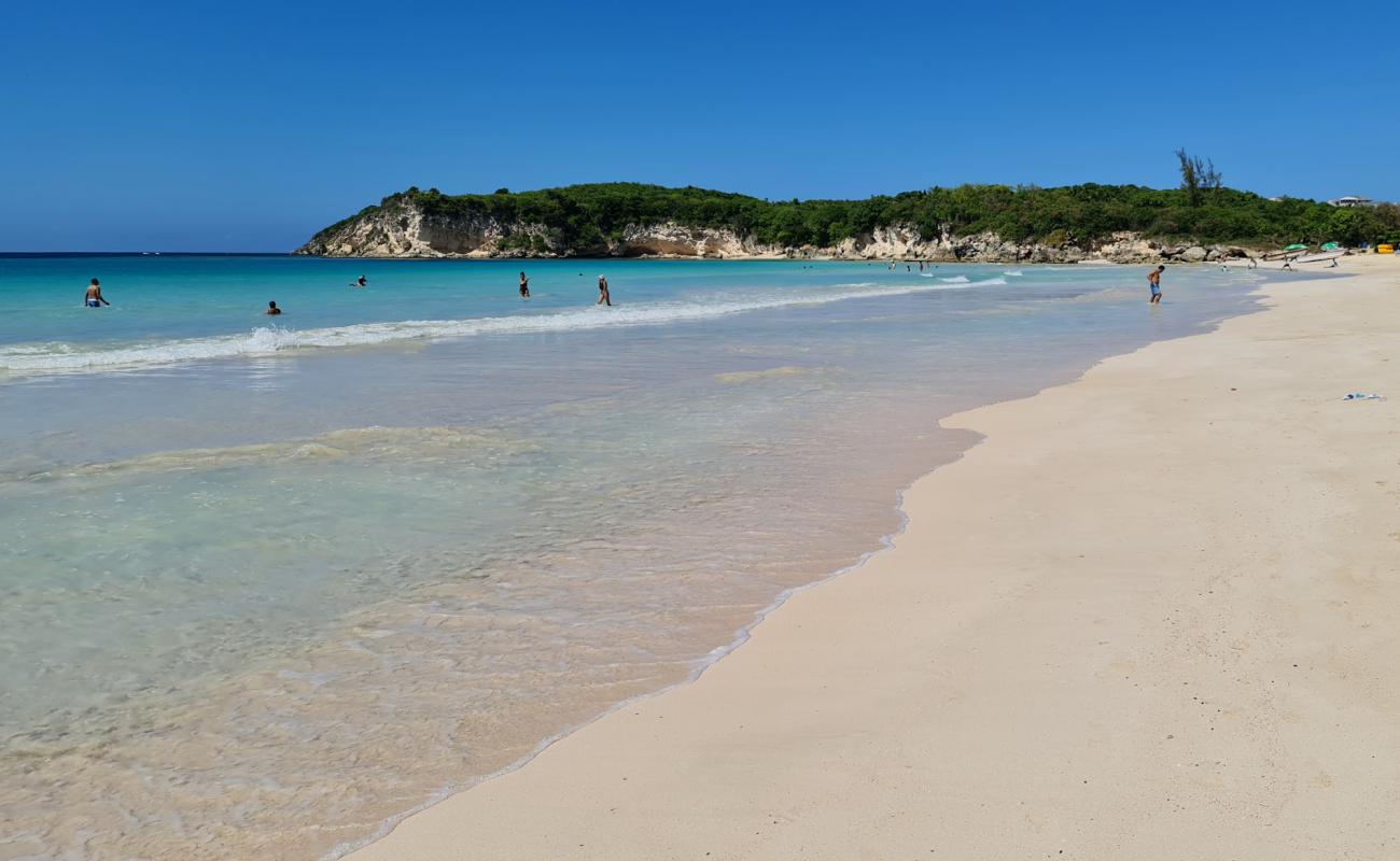 Photo de Playa Macao avec sable fin et lumineux de surface