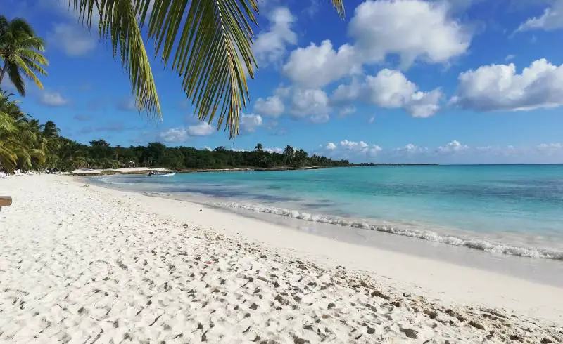 Photo de Plage de Bavaro avec sable fin et lumineux de surface