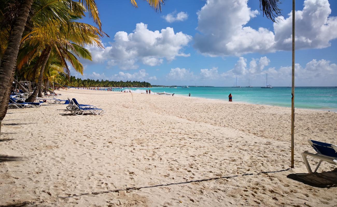 Photo de Plage de Bayahibe avec sable beige fin de surface