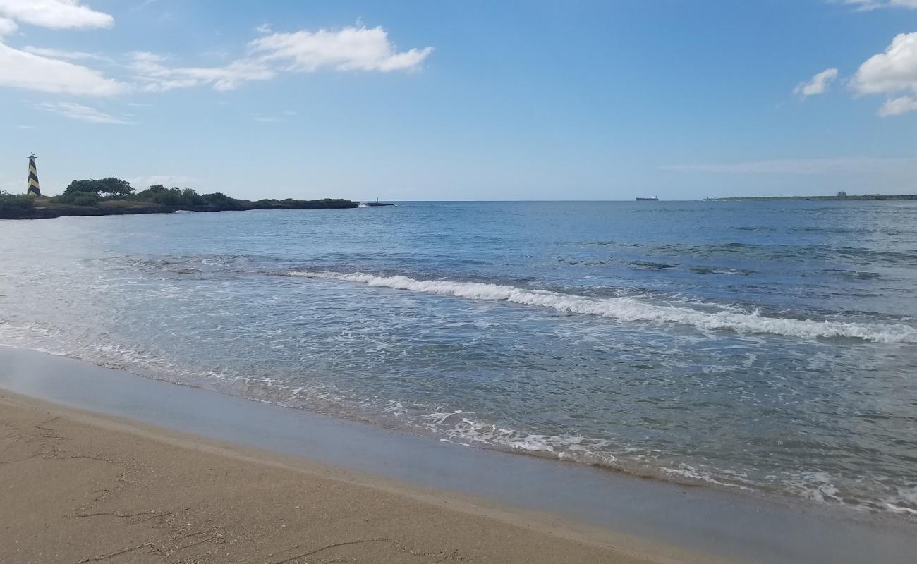 Photo de Muerto beach avec sable gris avec roches de surface