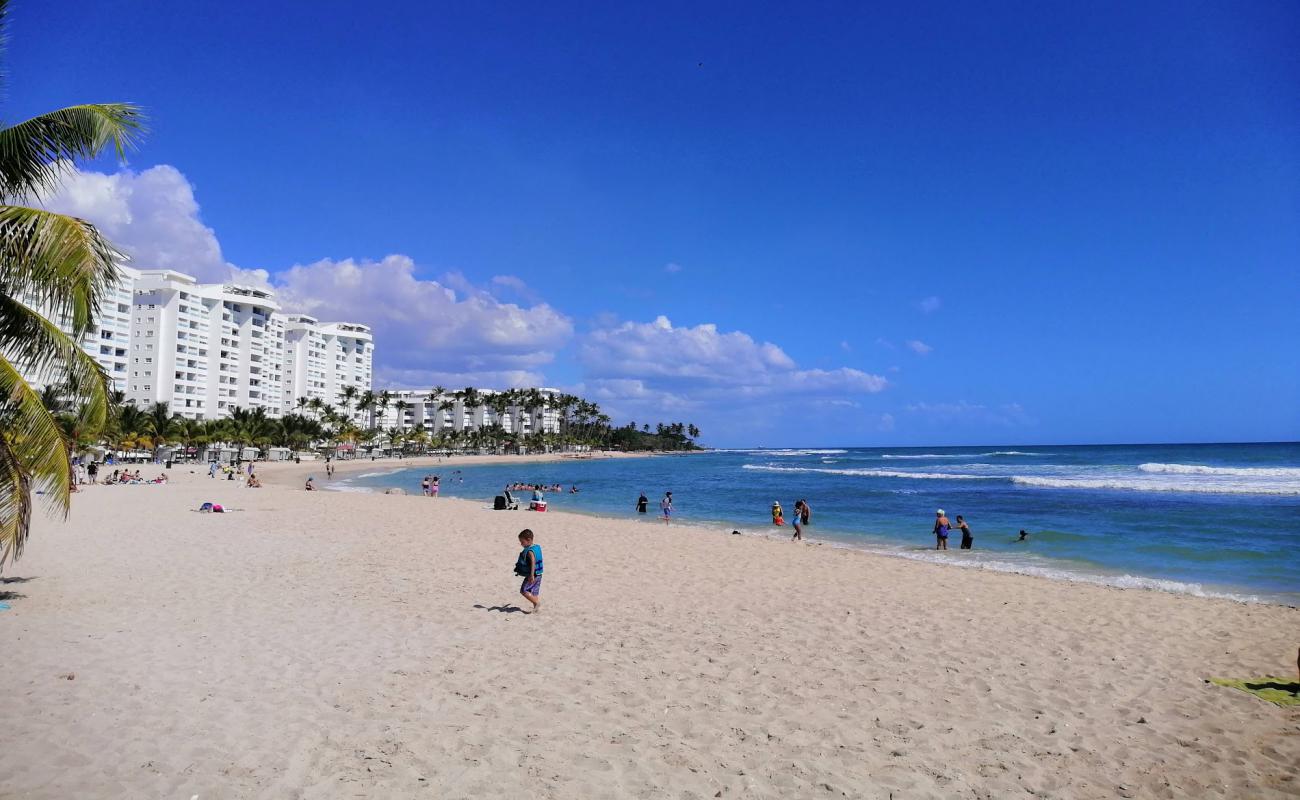 Photo de Hemingway beach avec sable beige fin de surface