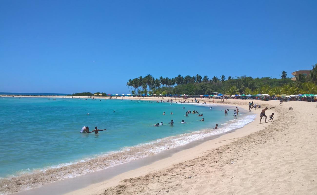 Photo de Plage de Juan Dolio avec sable fin et lumineux de surface