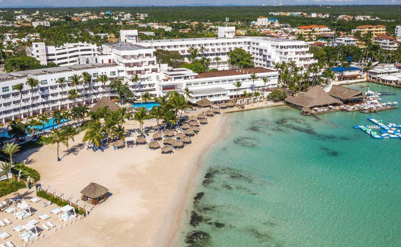 Photo de Boca Chica beach avec sable beige fin de surface