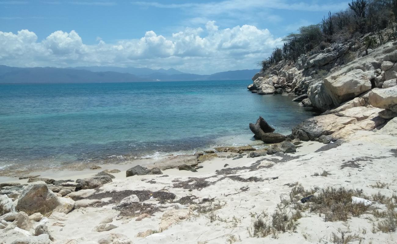 Photo de Pirates Cave beach avec sable brillant et rochers de surface