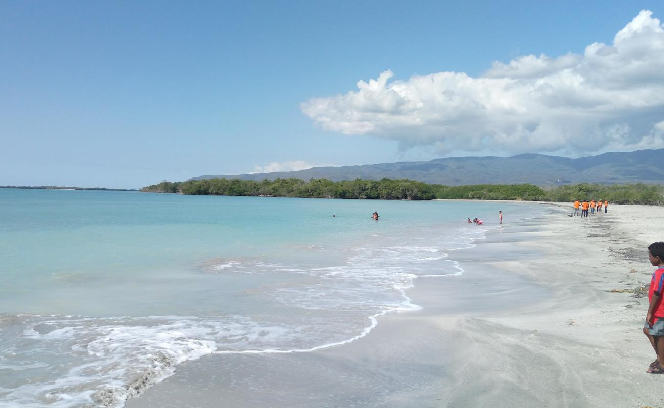 Photo de Los Negros beach avec sable fin et lumineux de surface