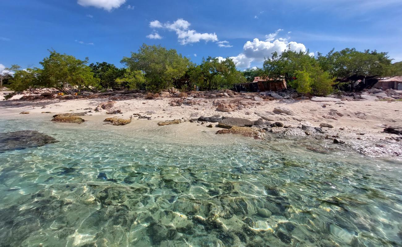 Photo de Lanzaso beach avec un niveau de propreté de partiellement propre