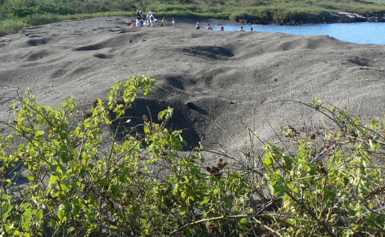 Photo de Urbina Bay avec sable blanc avec roches de surface