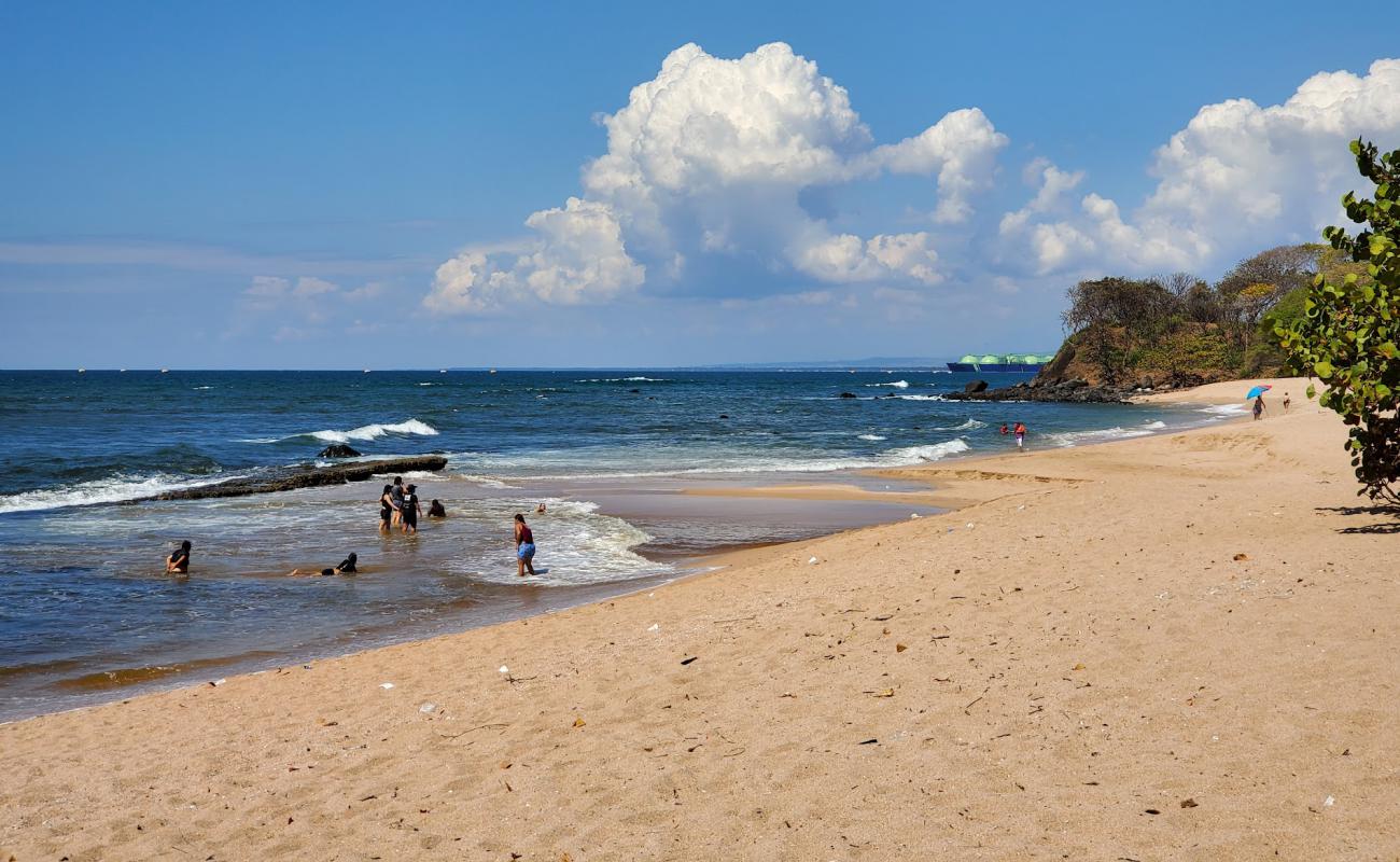 Photo de Los Almendros Beach avec sable lumineux de surface