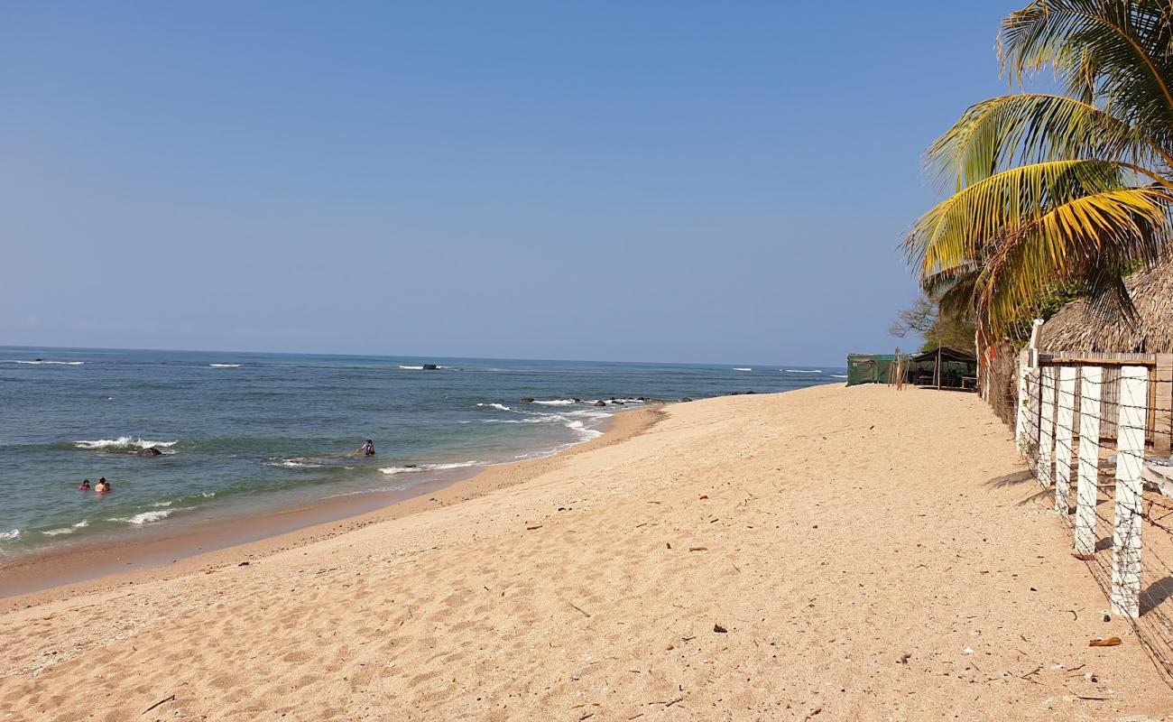 Photo de Cobanos beach avec sable brillant et rochers de surface