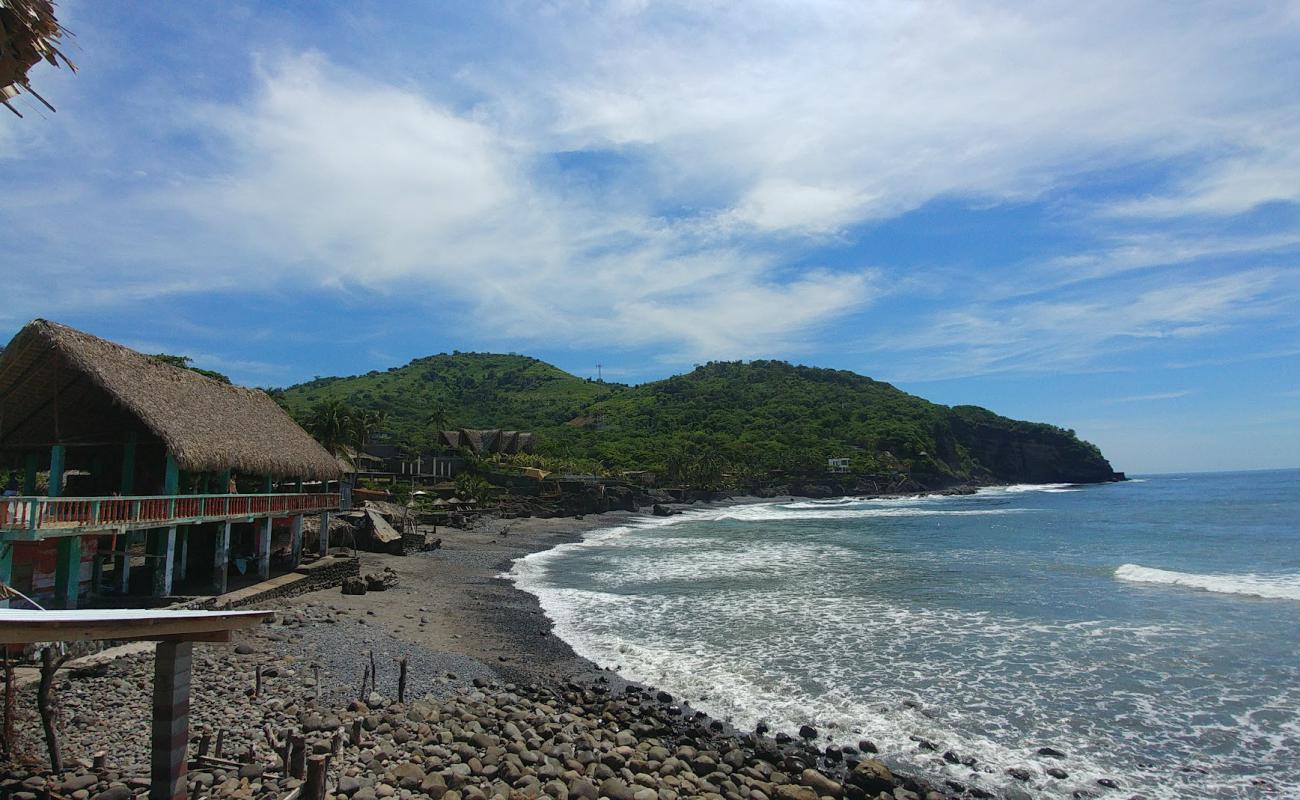 Photo de El Zonte beach avec sable gris avec caillou de surface